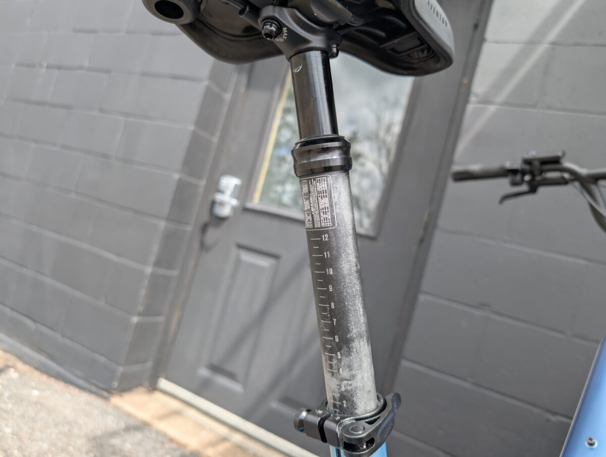 Zoom suspension seatpost on the Aventon Pace 4