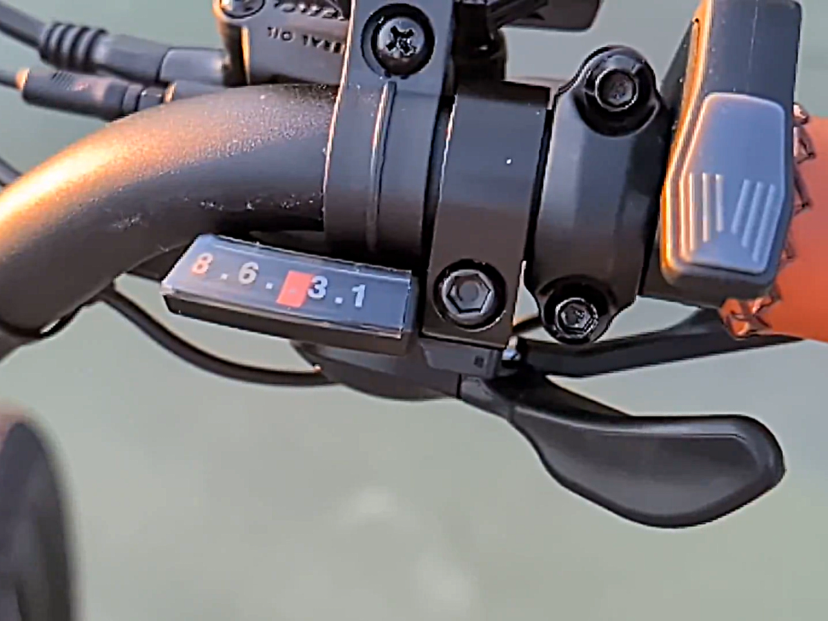 Shimano 8-speed Trigger Shifter on the Urtopia Joy Carbon