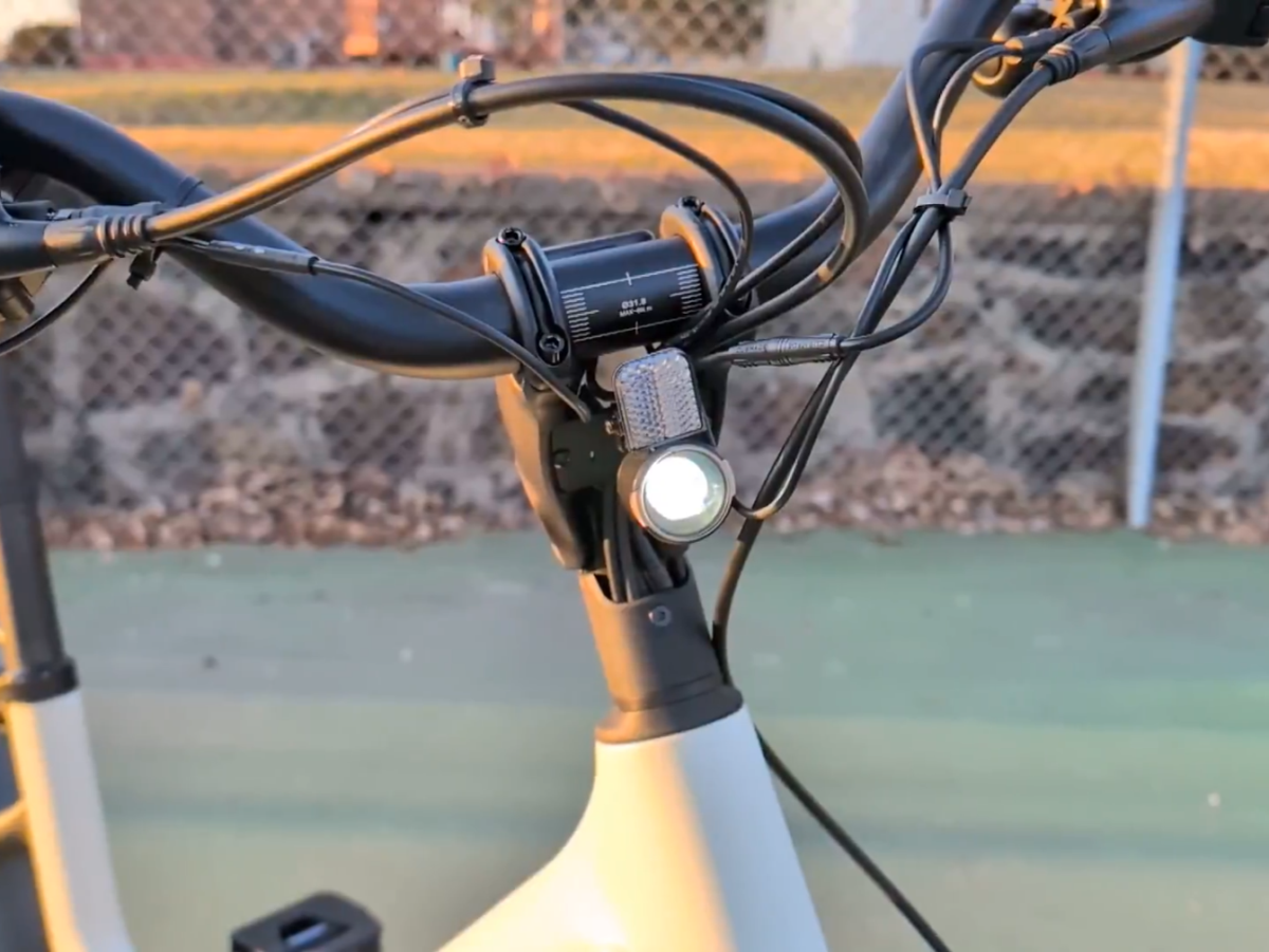 30 LUX Headlight on the Urtopia Joy Carbon