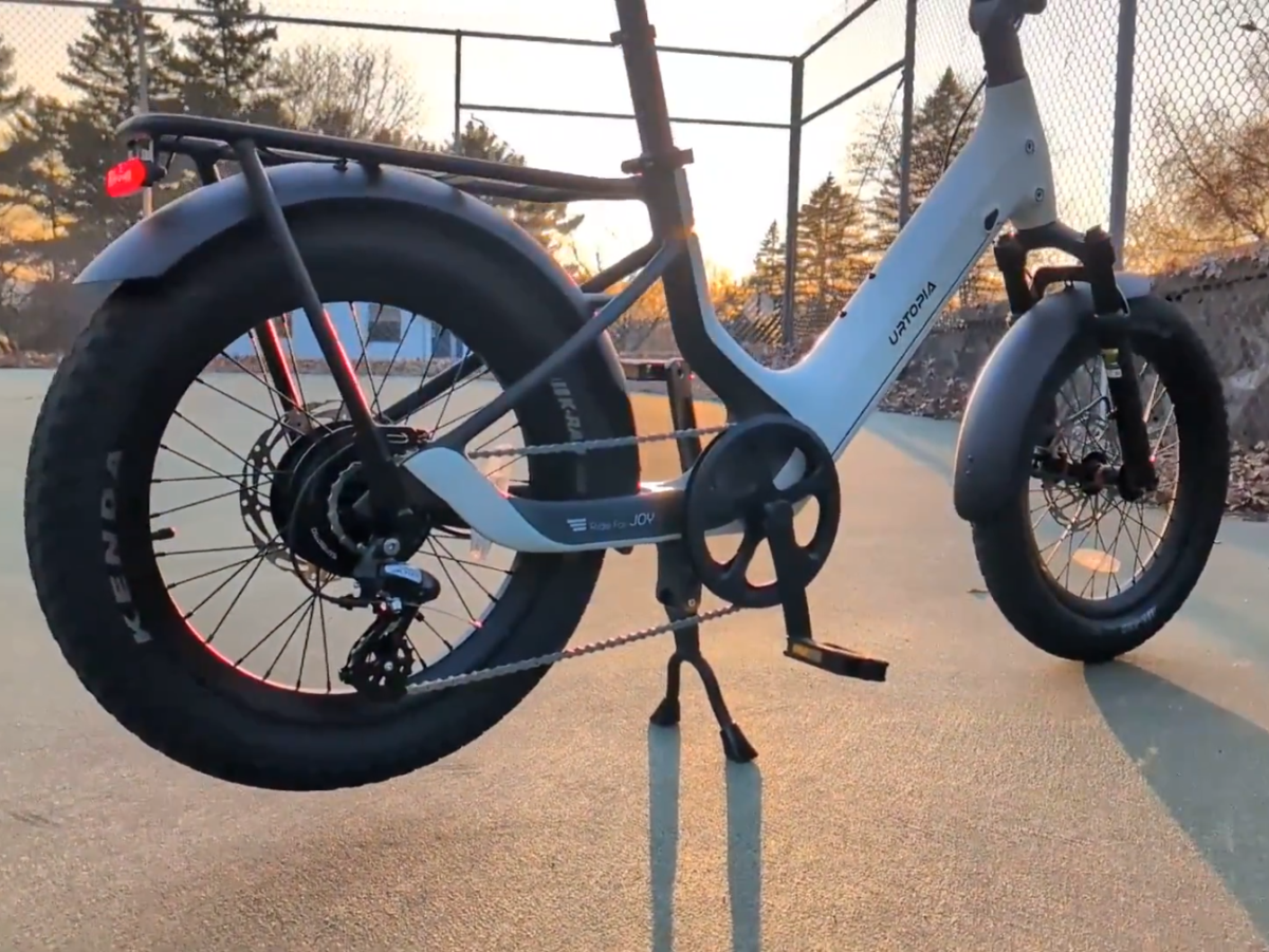 Dual-leg kicstand on the Urtopia Joy Carbon