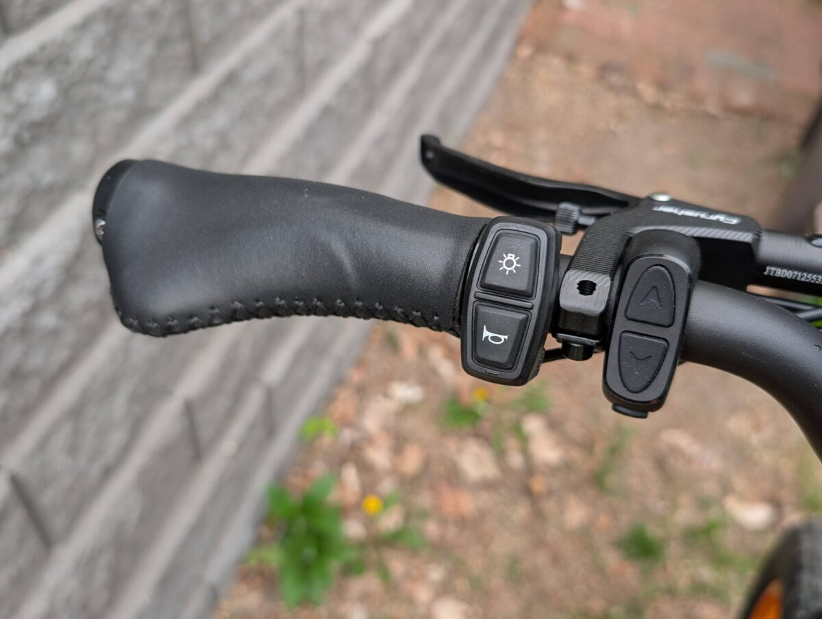 Controls on the Cyrusher Kommoda 2.0