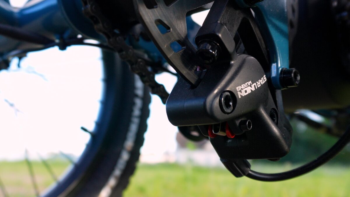 Rear Star Union 2-piston Hydraulic Disc Brakes on the Mooncool TK Pro