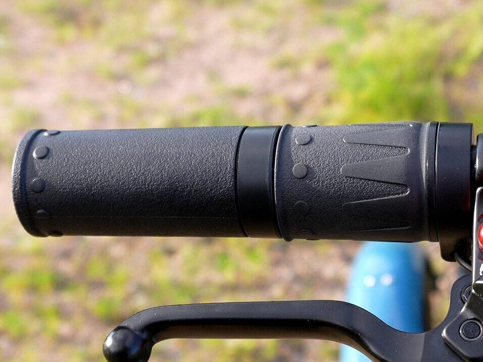 Easy to use ratcheting parking brakes on the Mooncool TK Pro