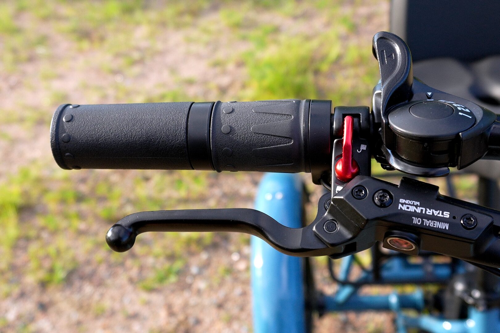 Easy to use ratcheting parking brakes on the Mooncool TK Pro