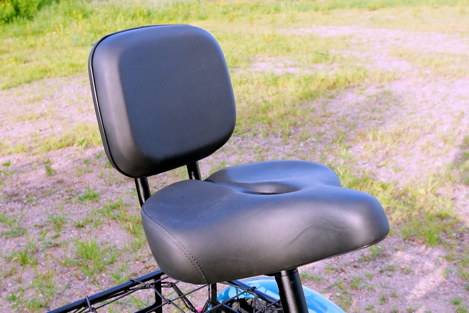 Vacuum-Foamed Seat with Adjustable Backrest on the Mooncool TK Pro