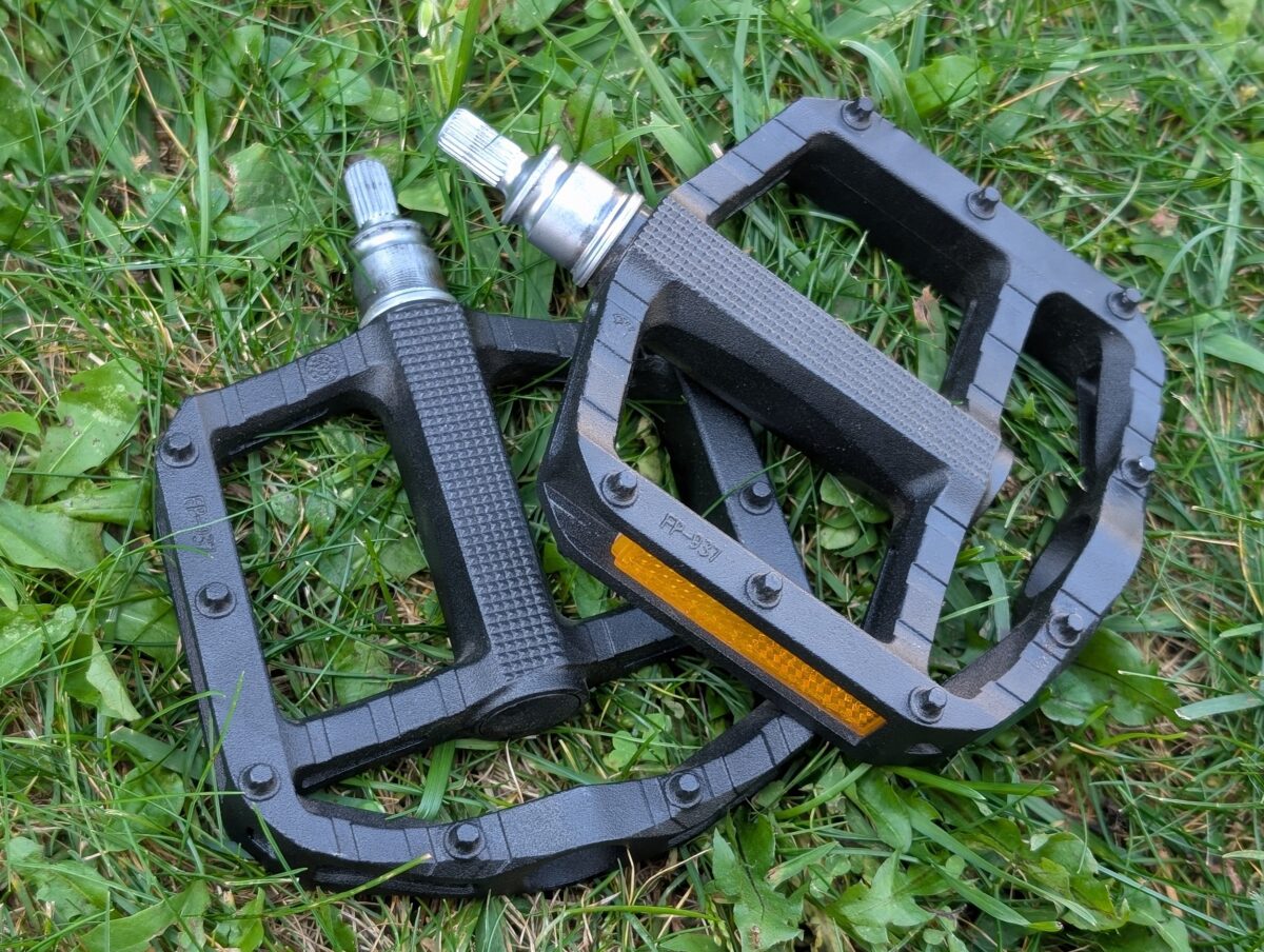 Detachable pedals on the Lectric XP 4