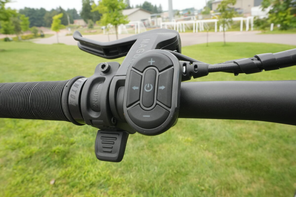 Left hand controls and throttle on the Aventon Level 3