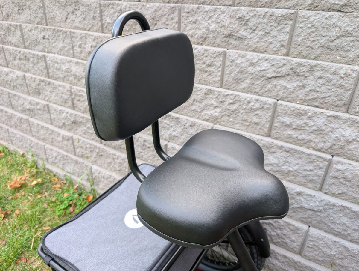 Comfort saddle with backrest on the Velotric Triker
