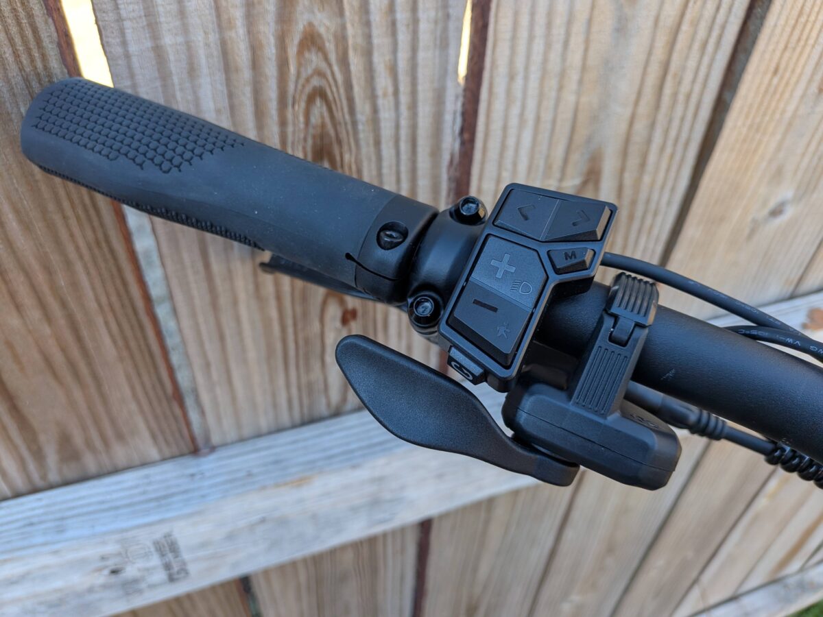 Left-side mounted throttle on the Velotric Discover 3