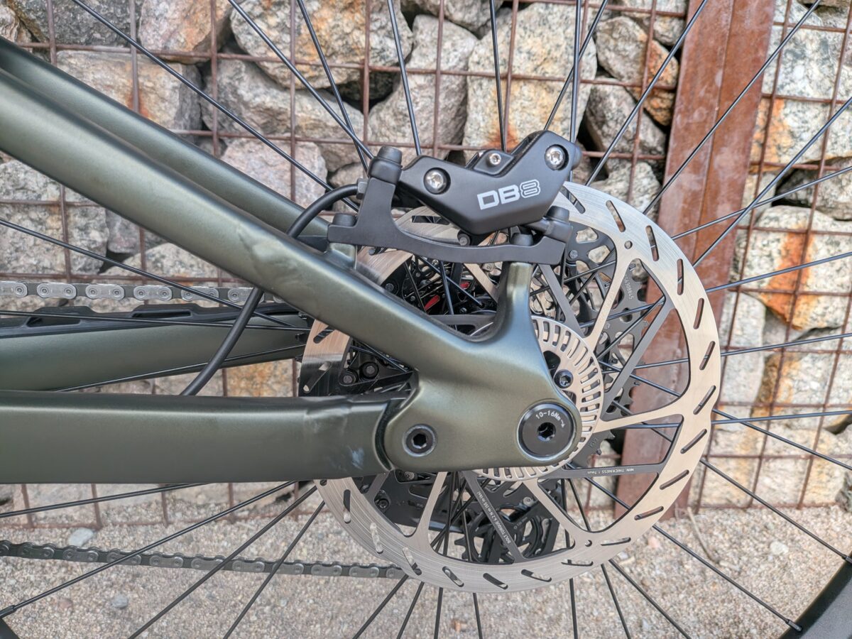 SRAM DB8 Stealth 4-Piston Hydraulic Brakes with 200mm Rotors
(Aventon Current ADV)