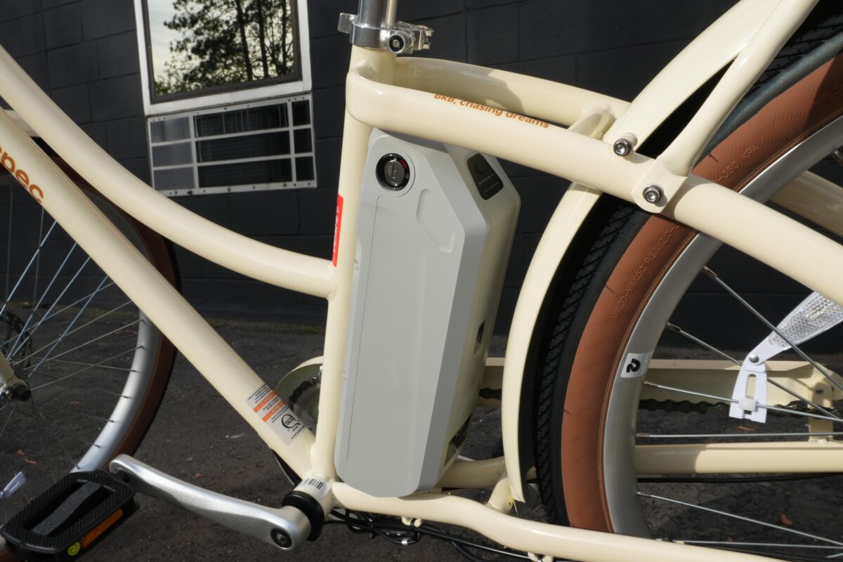 Retrospec Beaumont Rev 3 Ananda 36V 10.4Ah battery mounted behind the seat tube.