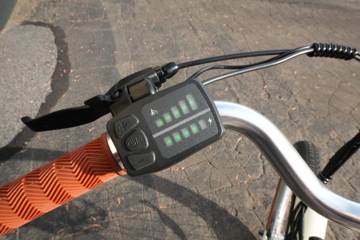 Retrospec Beaumont Rev 3 LED display showing pedal assist level and battery charge indicators