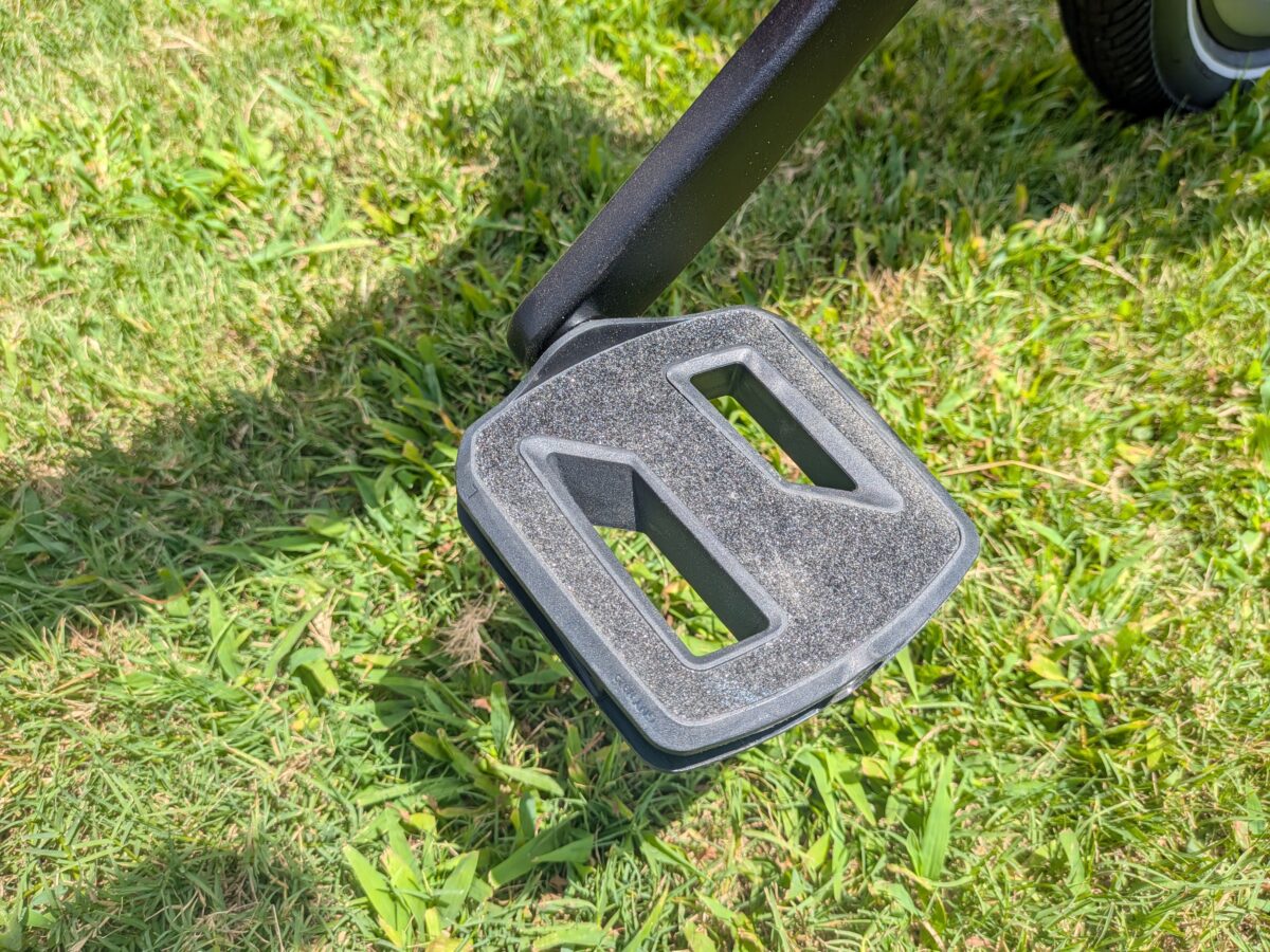 Plastic platform pedals with grip tape on the Euphree City Robin 3
