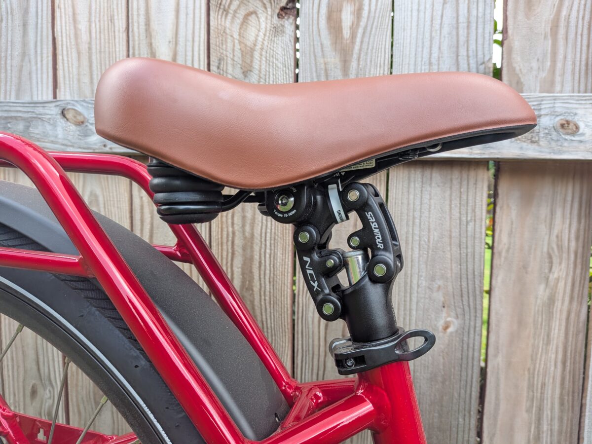 SR Suntour NCX suspension seatpost with 50mm travel on the Euphree City Robin 3