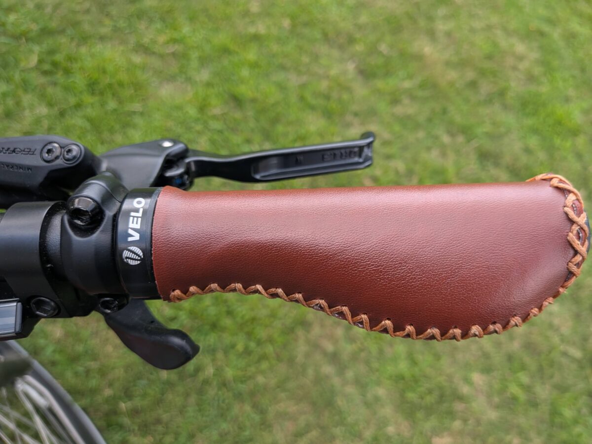 Velo faux-leather lock-on ergonomic grips on the Euphree City Robin 3