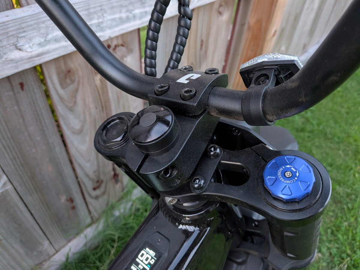 Stem and fork adjuster on the Juiced Scrambler Full Suspension