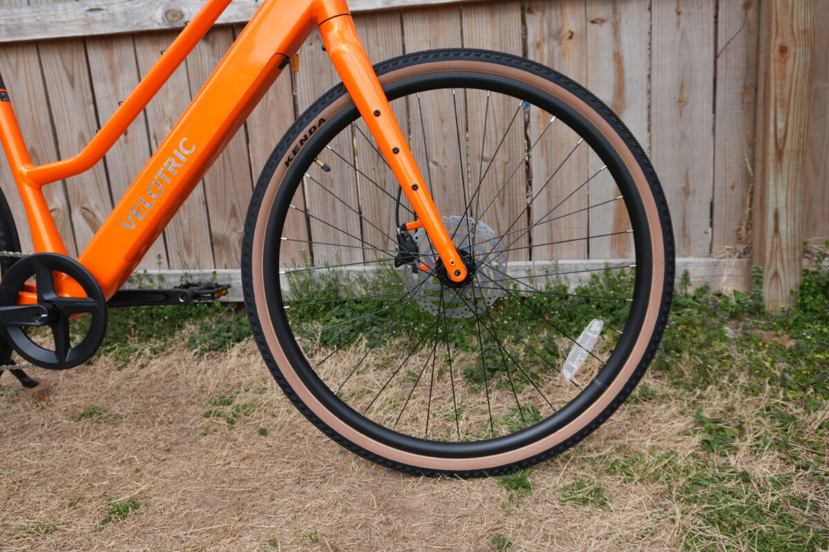 Kenda 700x42c hybrid tire on the Velotric Tempo