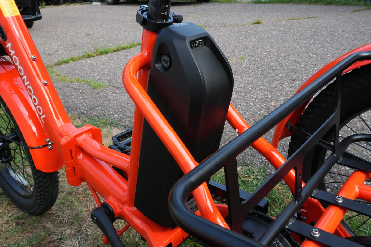 Mooncool TK2 removable 48V 15 Ah battery mounted behind the seat tube