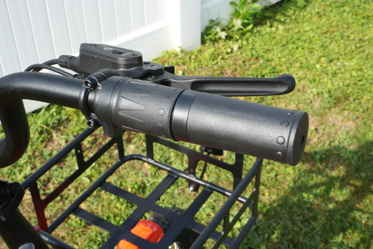 Mooncool TK2 half-grip twist throttle on the right handlebar