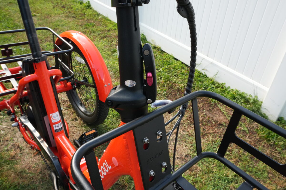 Mooncool TK2 handlebar folding latch on the stem