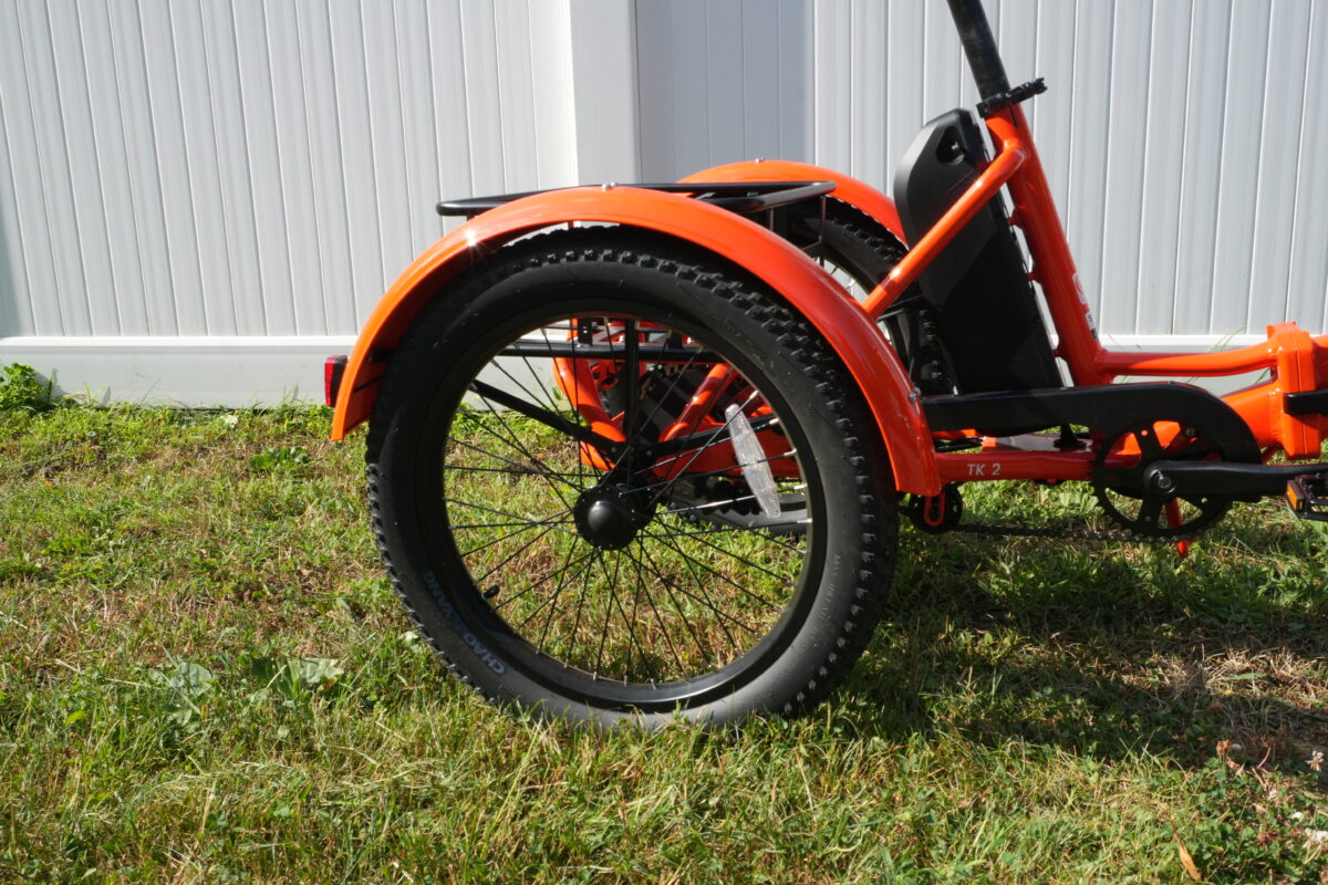 Mooncool TK2 rear tire and paint-matched fender