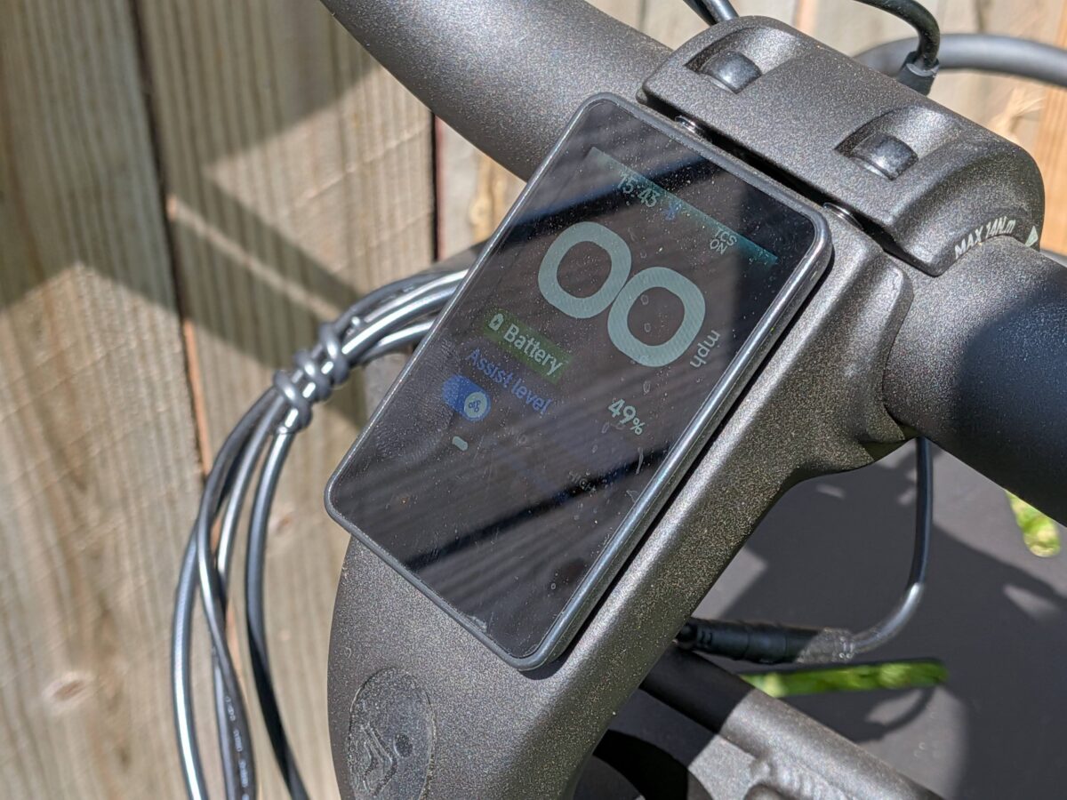 Close up of the Segway MUXI's 2.4 inch color TFT display.