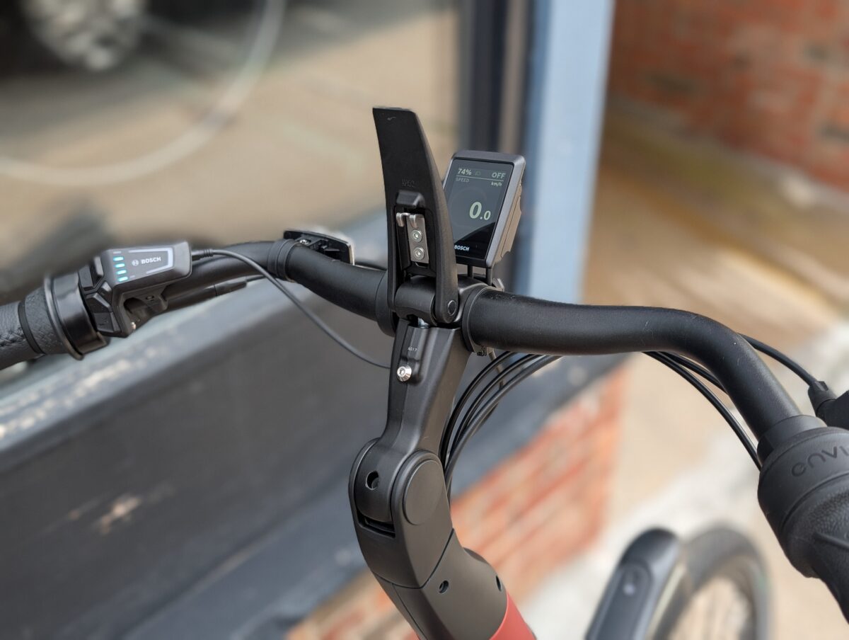 Adjustable stem with the quick release latch open on the Gazelle Arroyo C380 Elite