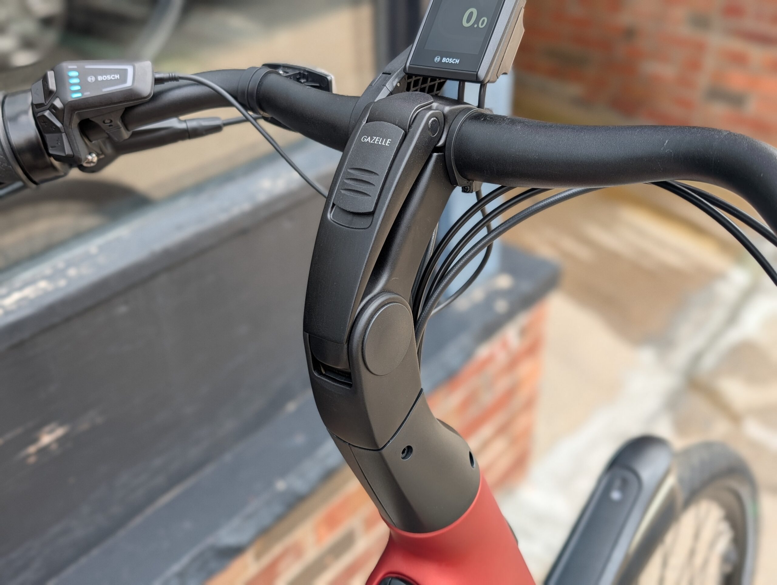 Quick release adjustable stem on the Gazelle Arroyo C380 Elite
