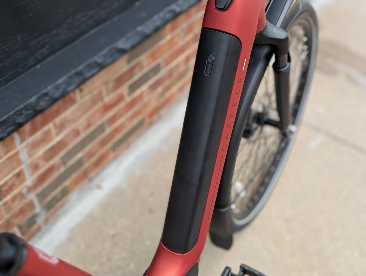 Bosch battery mounted in the down tube of the Gazelle Arroyo C380 Elite
