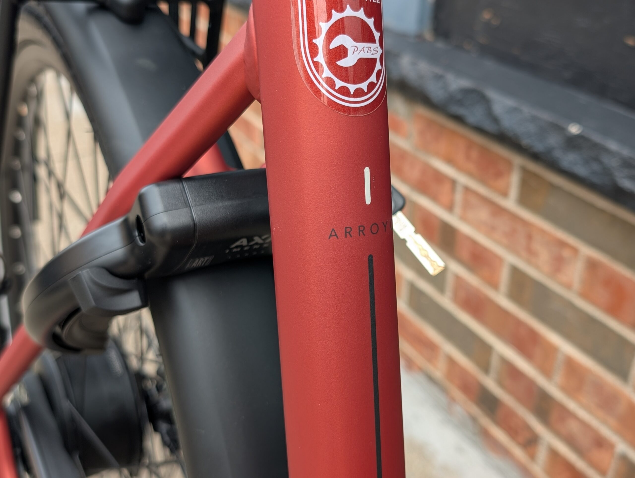 Integrated cafe lock on the rear wheel of the Gazelle Arroyo C380 Elite