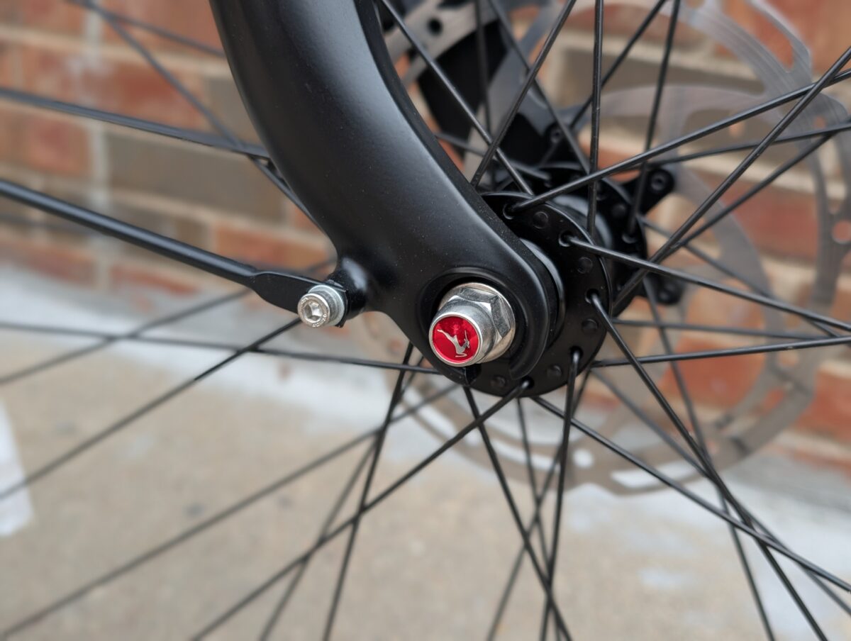 Bolt-on front axle on the Gazelle Arroyo C380 Elite