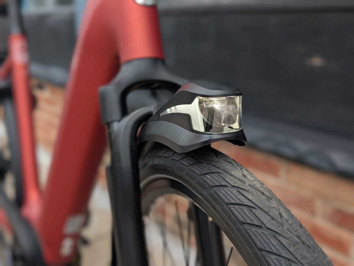 Fendervision headlight integrated into the front fender of the Gazelle Arroyo C380 Elite