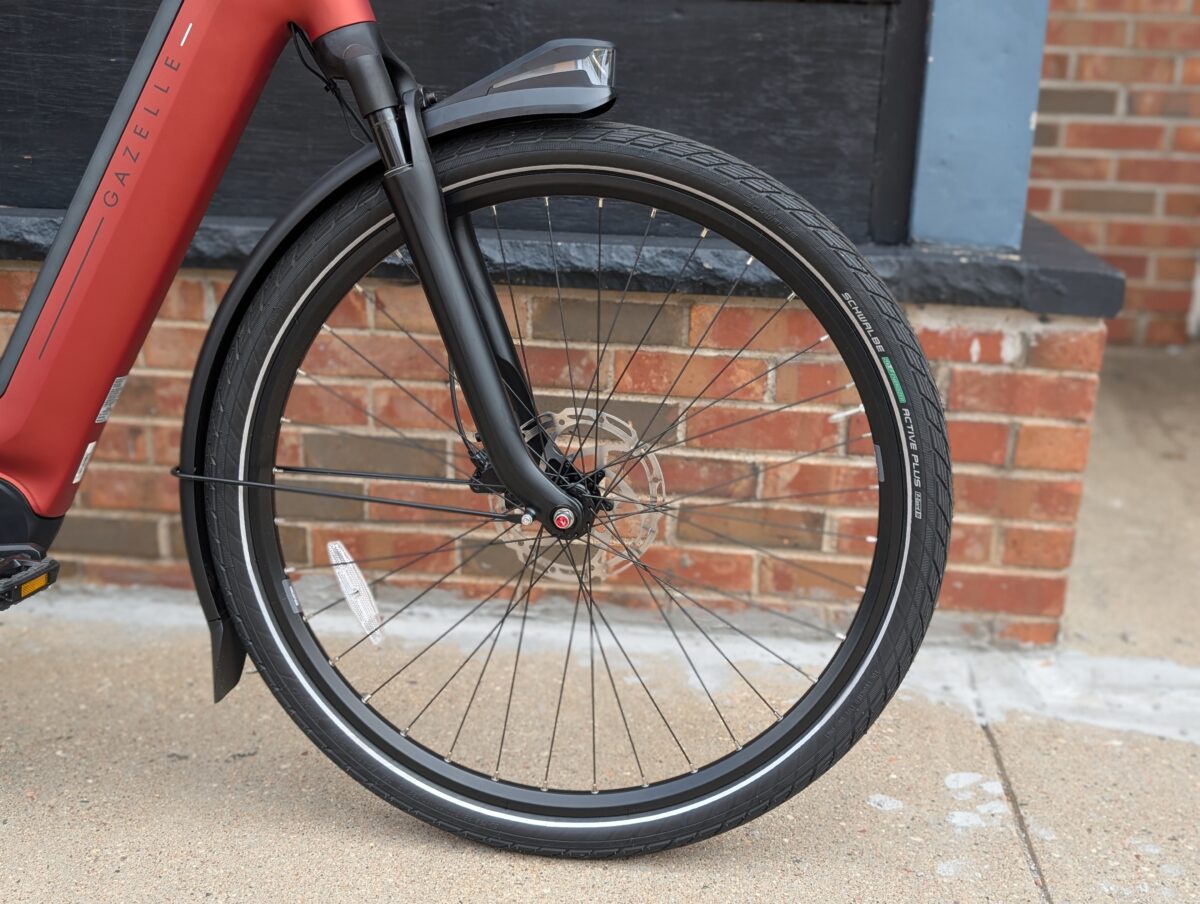 Front wheel and Schwalbe Energizer Active Plus tire on the Gazelle Arroyo C380 Elite