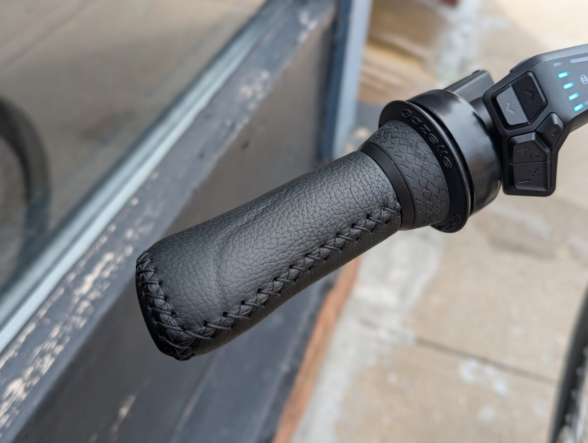 Leather lock-on grip and integrated bell on the Gazelle Arroyo C380 Elite