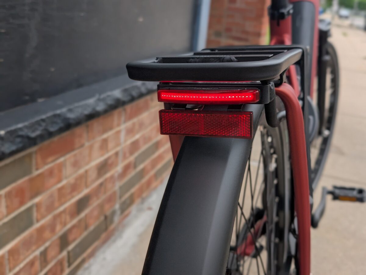 Rear tail light under the rack of the Gazelle Arroyo C380 Elite