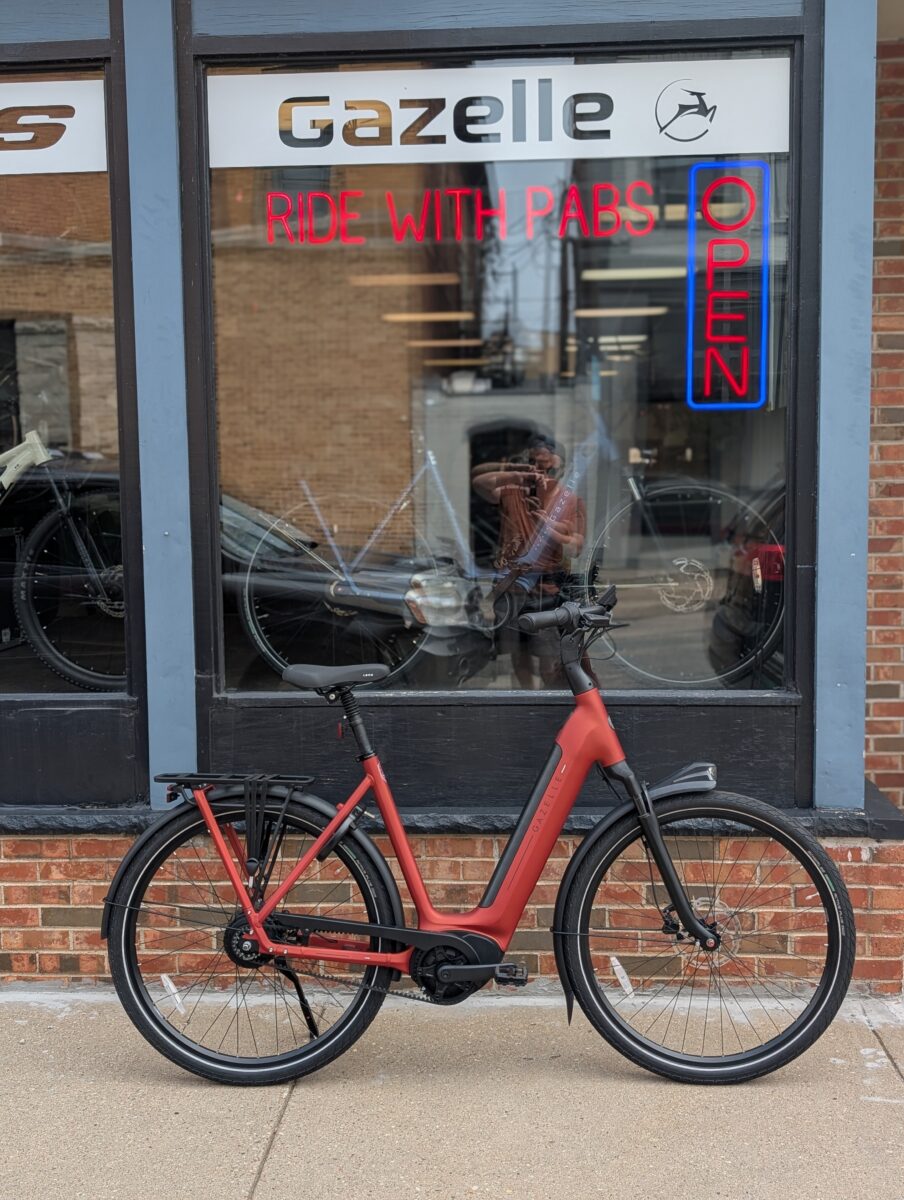 Gazelle Arroyo C380 Elite parked outside a Gazelle partner bike shop