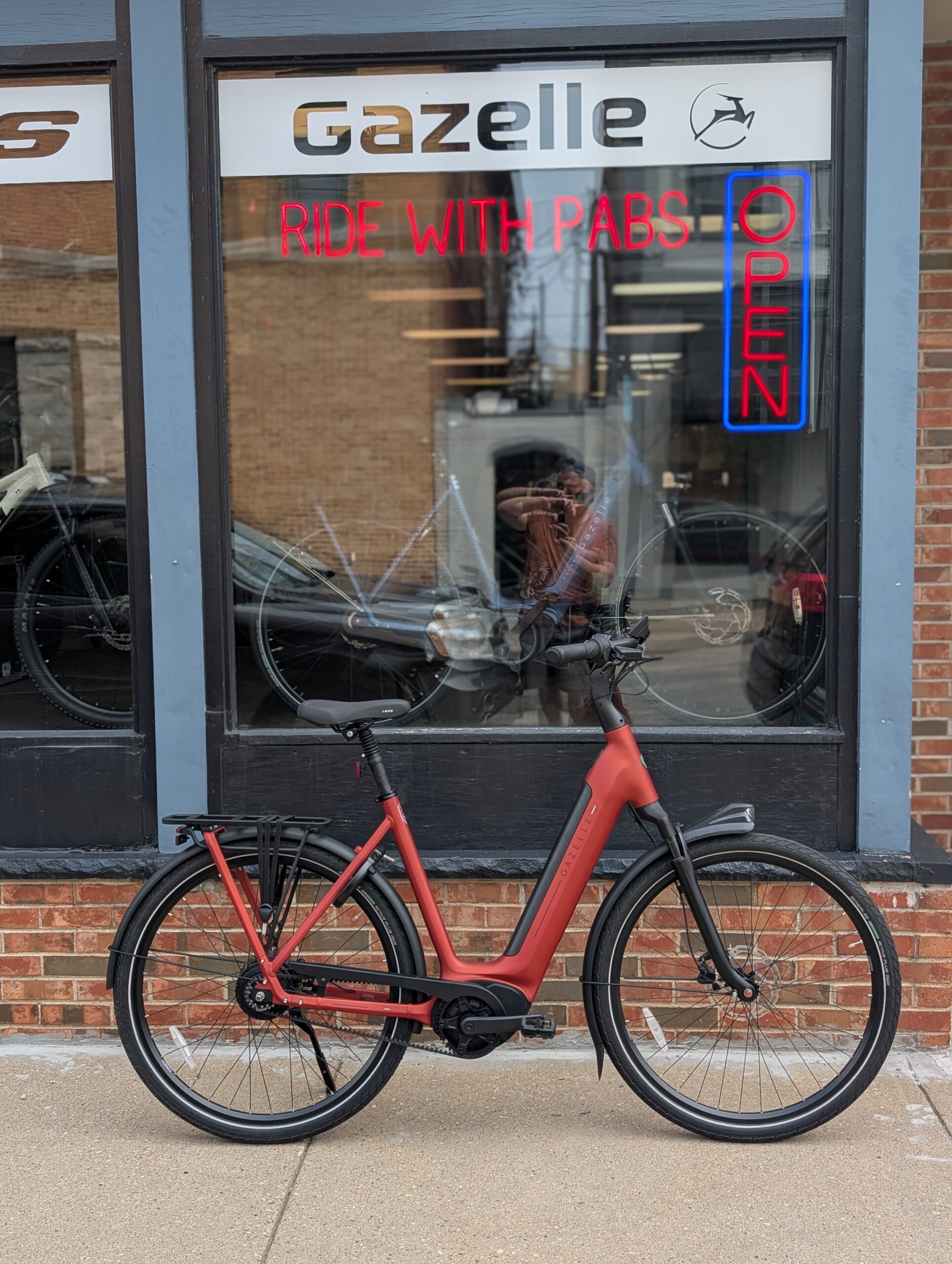Gazelle Arroyo C380 Elite parked outside a bike shop
