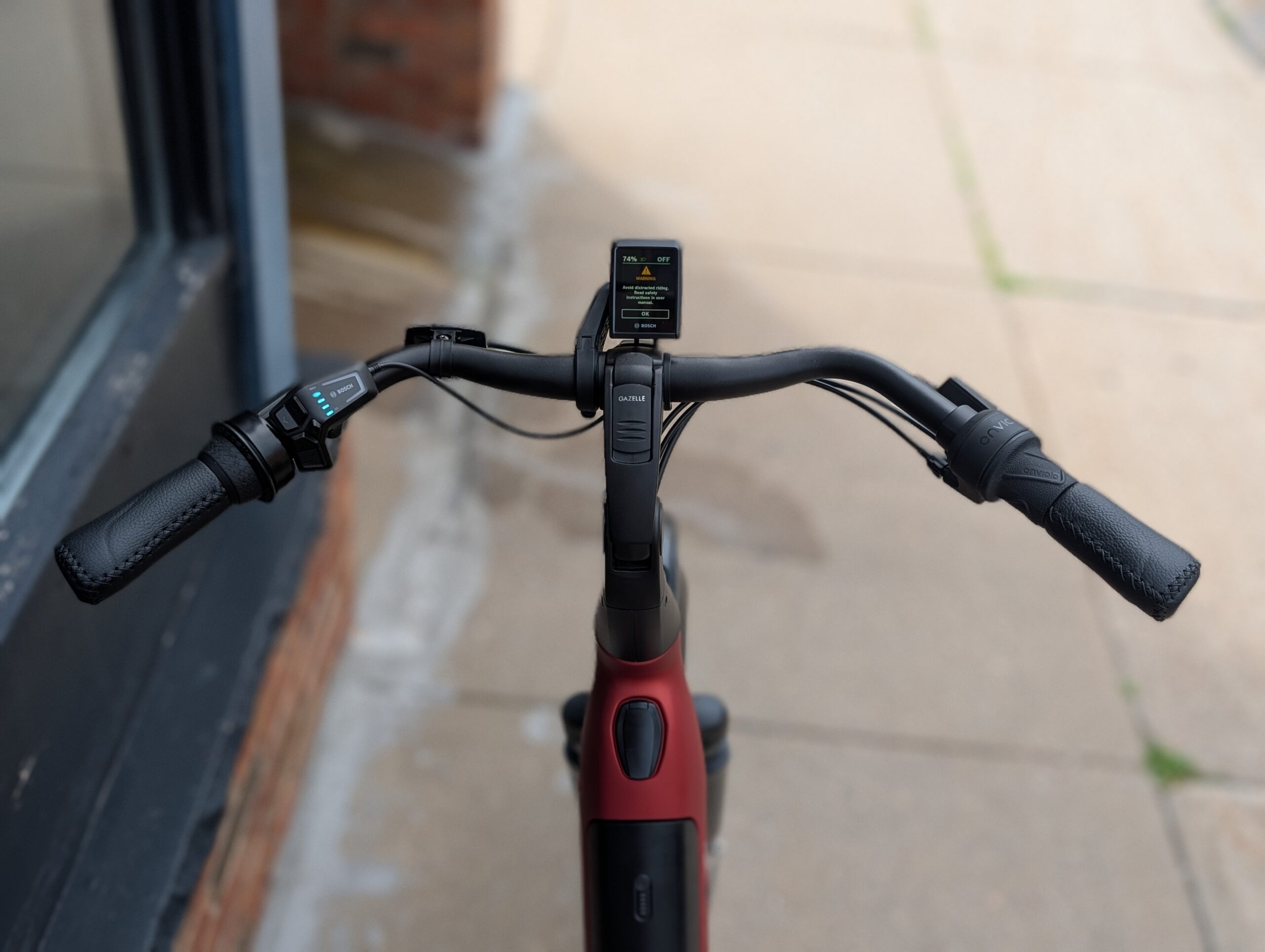 Swept back Dutch style handlebars on the Gazelle Arroyo C380 Elite