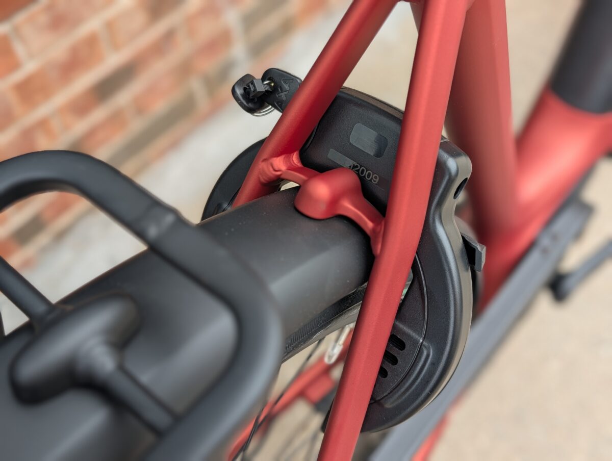 Axa ring lock on the rear wheel of the Gazelle Arroyo C380 Elite