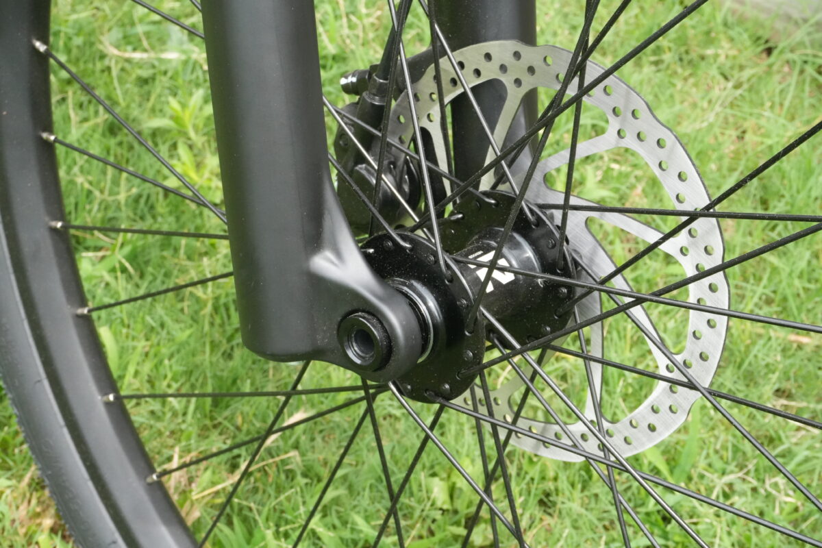 Front hub with through axle on the Segway Myon.