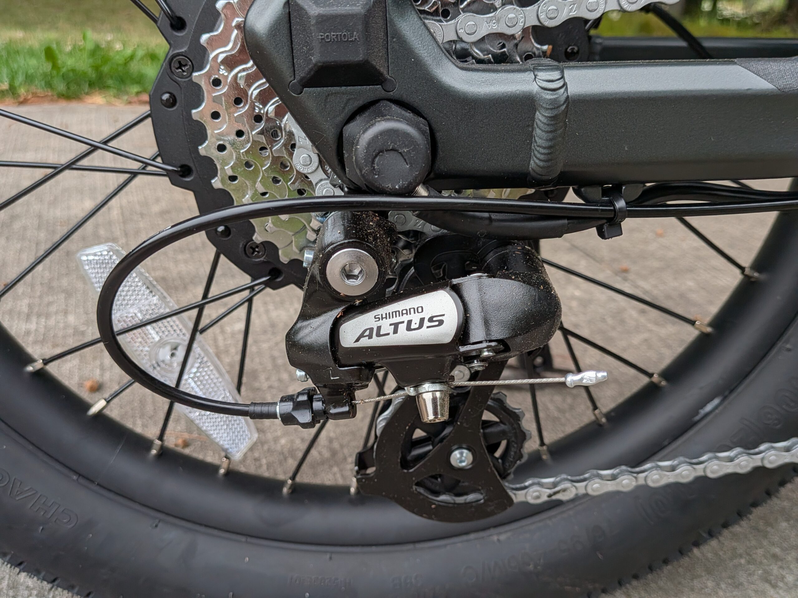 Shimano Altus RD-M310 rear derailleur and 11-32T freewheel on the Ride1Up Portola 02