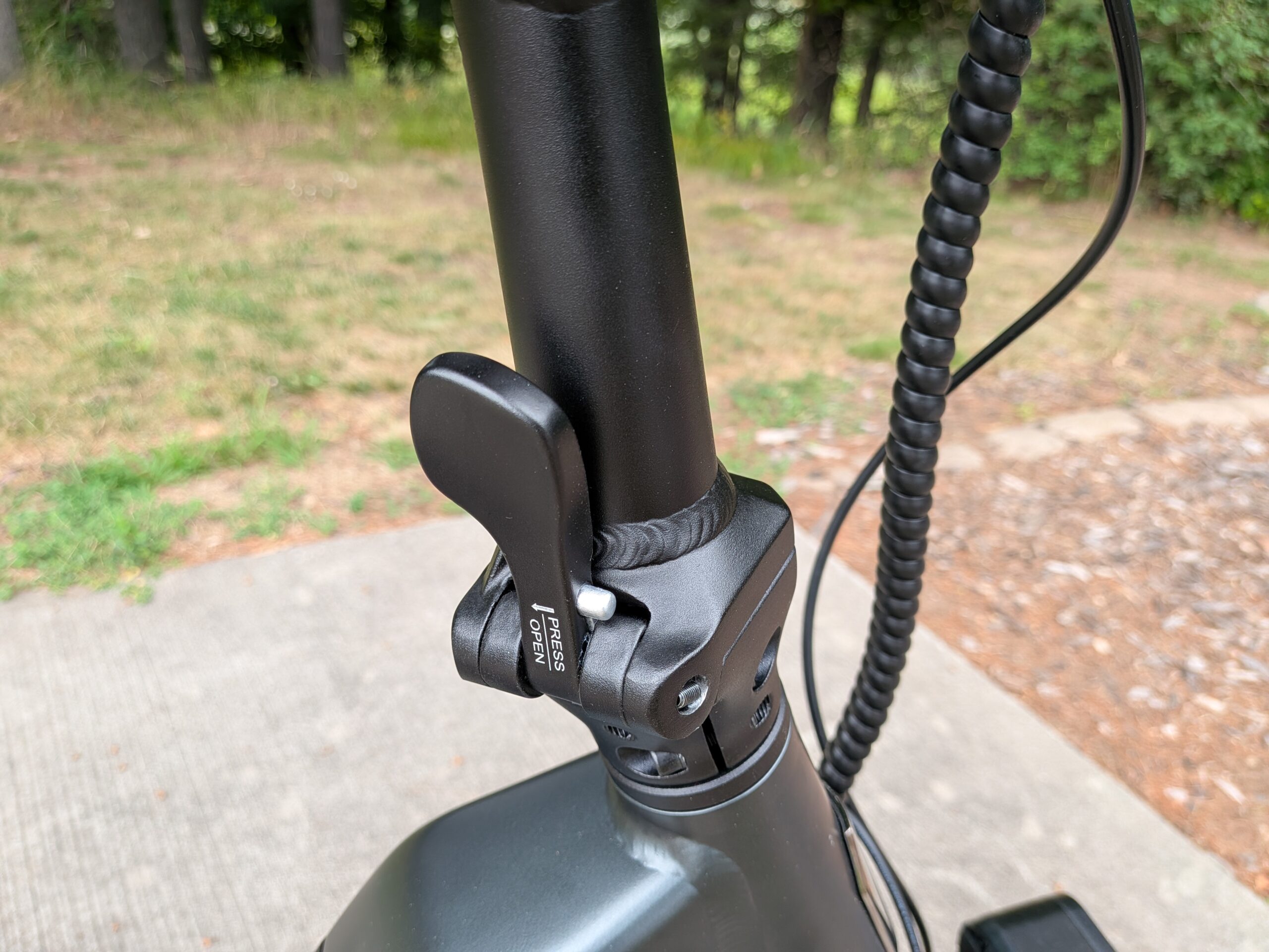 Folding stem and handlebar mechanism on the Ride1Up Portola 02
