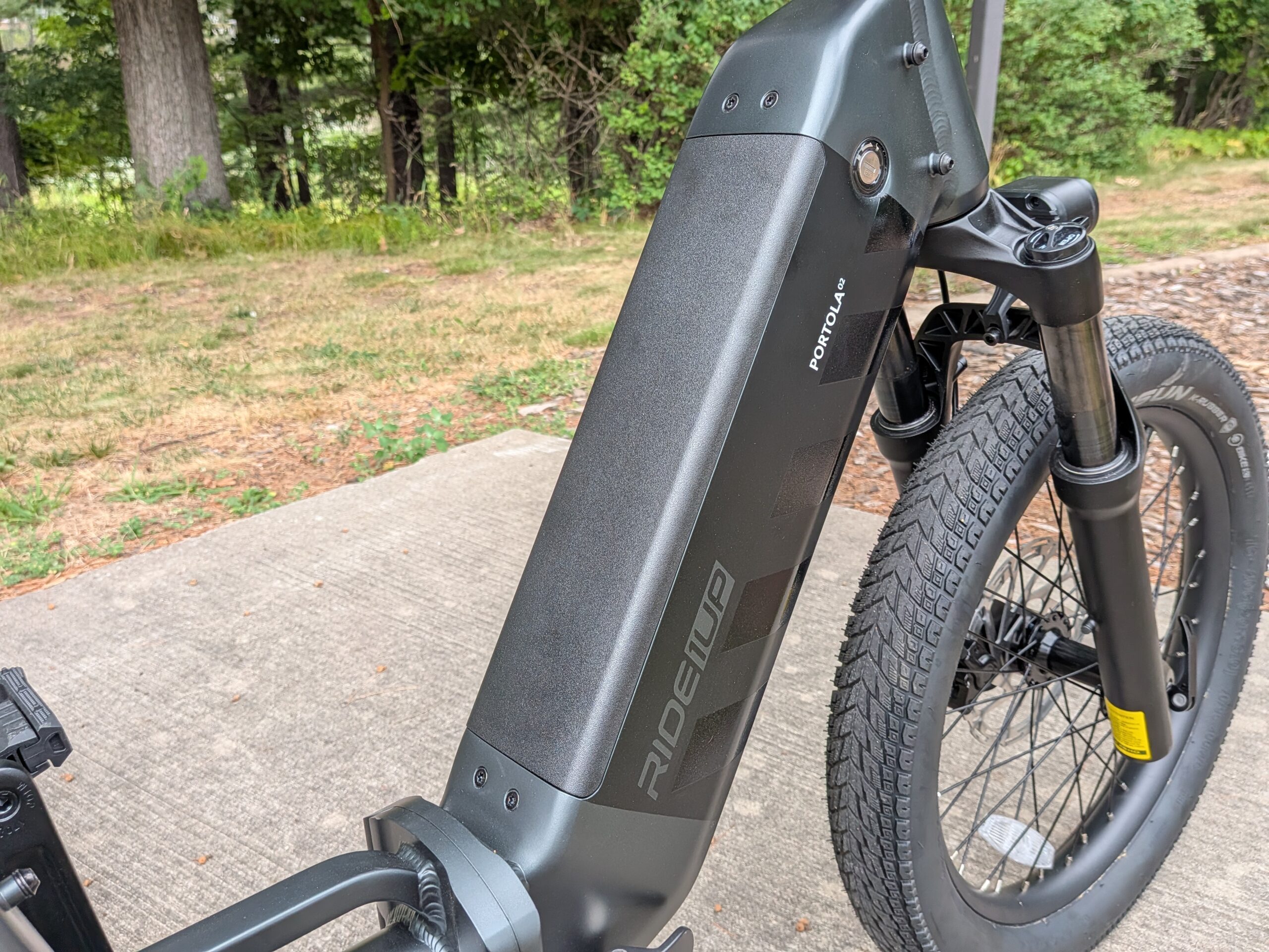 Top-load removable 48V battery on the Ride1Up Portola 02