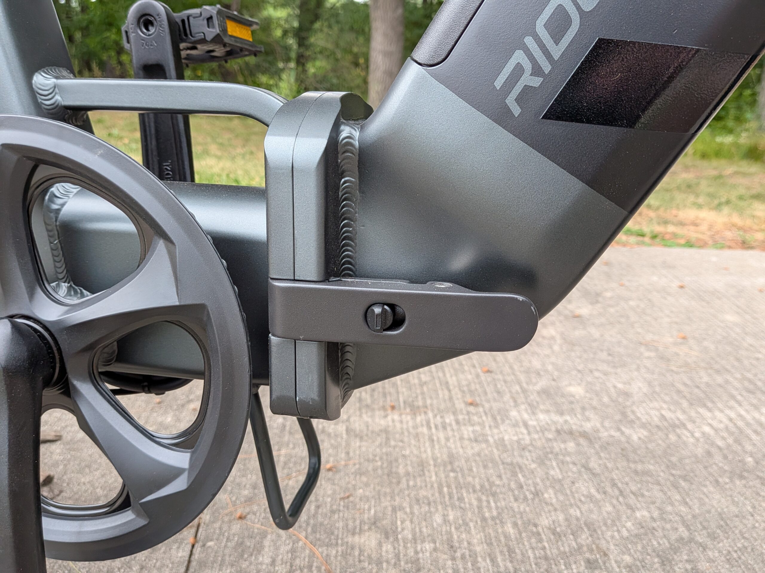 Main downtube folding hinge and lever on the Ride1Up Portola 02