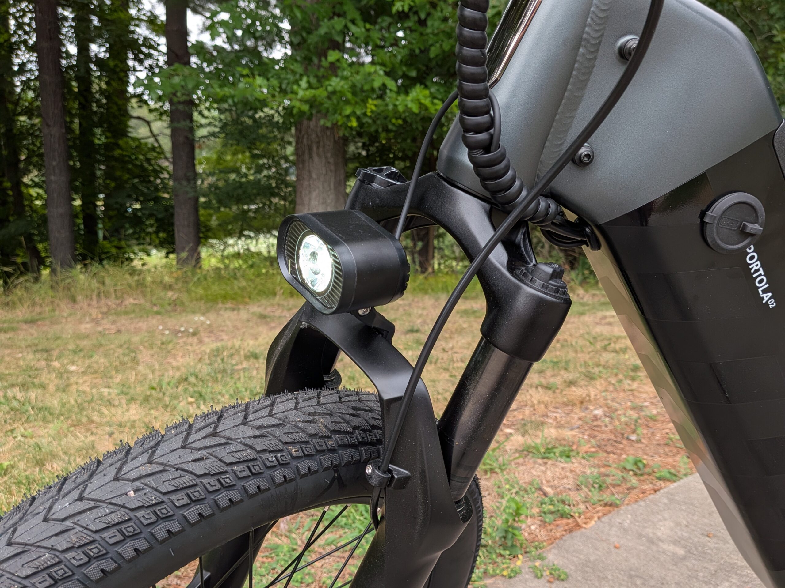 100mm travel front suspension fork with hydraulic lockout on the Ride1Up Portola 02