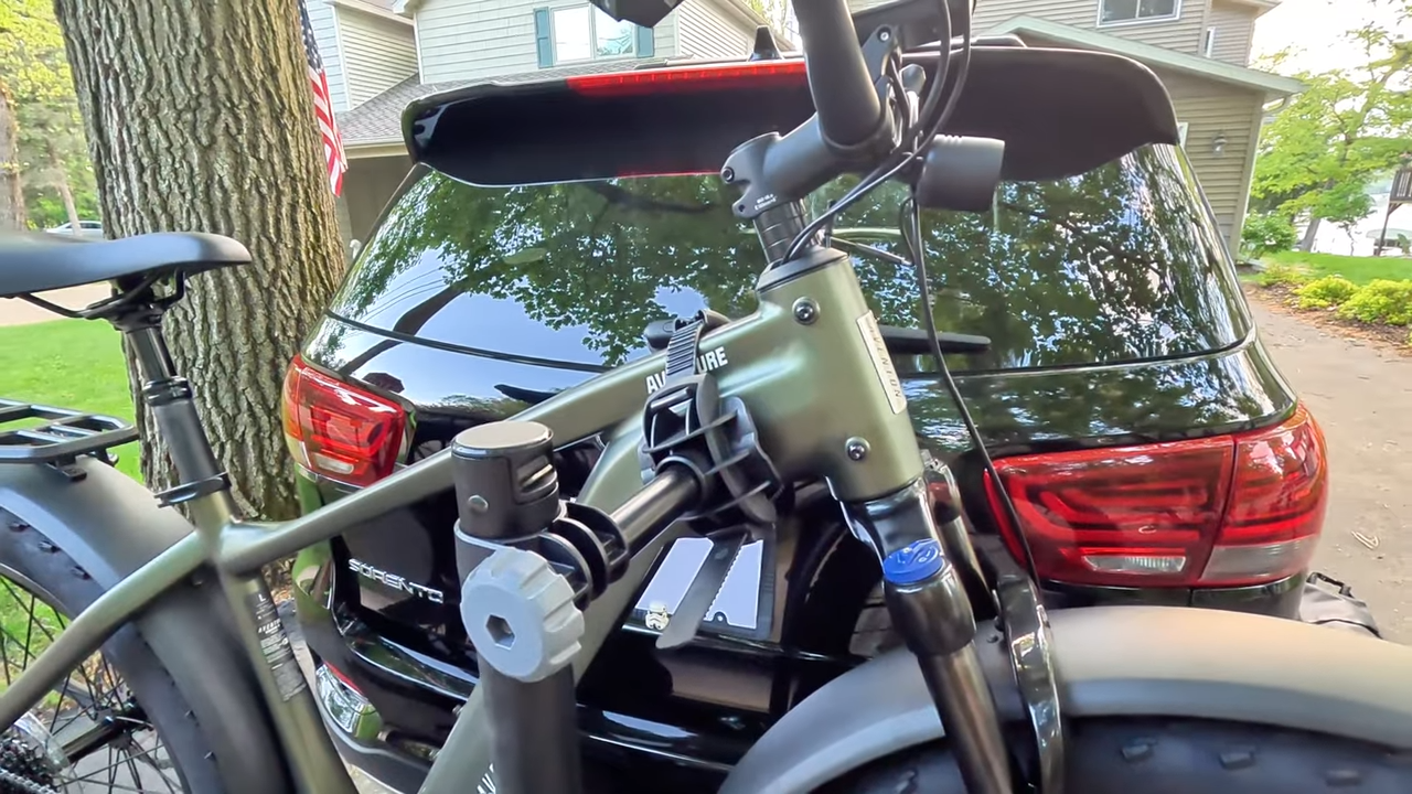 Frame clamp wrapped around the top tube of a fat tire ebike on the Yakima OnRamp LX