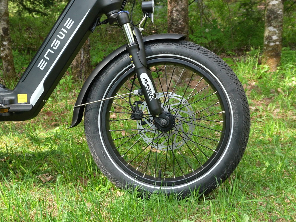 Engwe L20 3.0 Zoom suspension fork and 20 x 3-inch Chaoyang tire