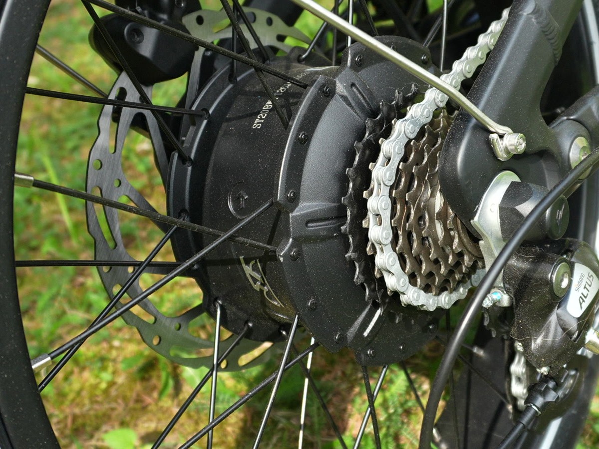 Engwe L20 3.0 750W rear hub motor with 8-speed cassette and 203mm rotor