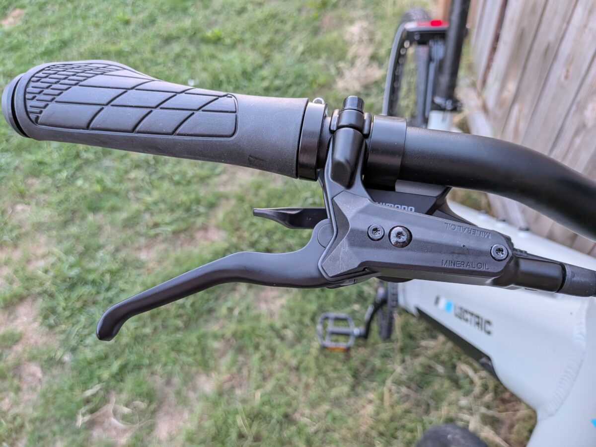 Hydraulic brake lever with motor cutoff on the Lectric XPress Lite